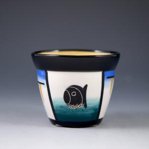 Vaso com peixes e barcos à vela invertidos